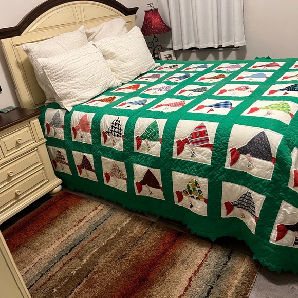 Handmade Colorful Sun Bonnet Sue Patchwork Quilt with Green & Red Accents 85x97” - Picture 1 of 10